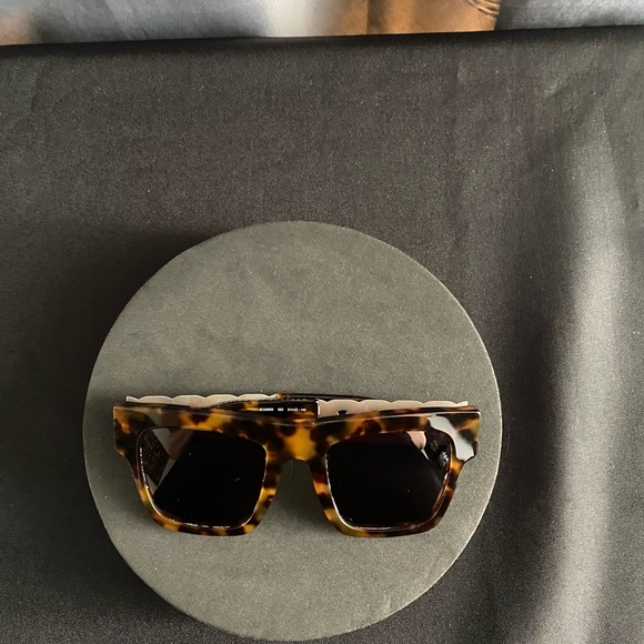Stella McCartney Tortoise-shell sunglasses. Chic w/silver hardware on the sides. - Picture 4 of 6